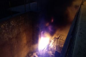 Barbat salvat dintr-un incendiu izbucnit pe strada Cuza Voda din Ploiesti