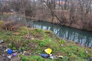 Maluri... nespălate: Malurile Crişului Repede în Oradea sunt ticsite de gunoaie (FOTO)