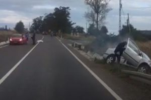 A intrat cu maşina în şanţ după ce o şoferiţă i-a tăiat calea. O persoană a ajuns la Urgenţe