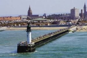 Franta va cere Marii Britanii “sa ajute Calais sa se dezvolte” si sa preia un numar de migranti