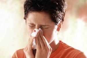 CAZ ȘOCANT. Un bărbat şi-a RUPT GÂTUL pentru că s-a abţinut să STRĂNUTE. Ce avertizează medicii