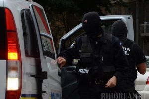 Procurorii Antimafia au descins în percheziţii în Bihor: Membrii unei grupări au ridicat 300 de credite pe documente false (VIDEO)