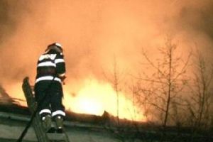 Incendiu la acoperişul halei fostului SMA Bichiş