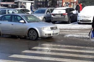 În timp ce Poliţia Locală este absentă… Unii şoferi parchează pe unde apucă