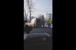 O masina a luat foc in Ploiesti, langa Balif. Oamenii au stins focul cu zapada