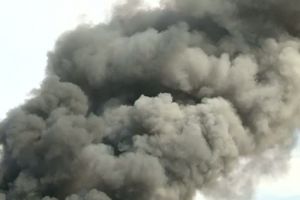 Fum negru la Unio. Muncitorii au aprins ulei