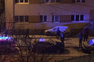 FOTO. Accident în Alba Iulia: O maşină a intrat pe trotuar şi s-a izbit de un bloc