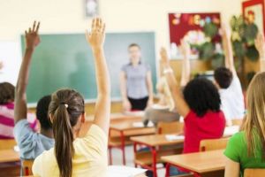 Schimbări în învăţământ. Profesorii nu mai au voie să-i ameninţe pe elevi cu note mici