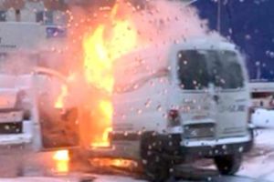 Maşini calcinate de flăcări