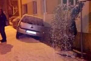 FOTO. Alba Iulia: Șoferul care a lovit două maşini, a intrat pe trotuar şi s-a izbit de bloc era băut şi nu avea permis