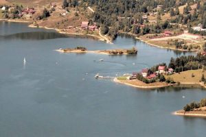 Motivul absurd pentru care nu se poate face reţea de canalizare pe un mal al lacului Colibiţa