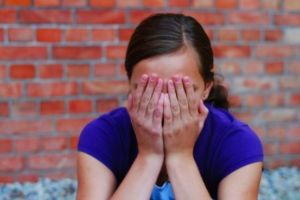 Elevă violată pe stradă când mergea la şcoală. Autorul ar fi un om al străzii