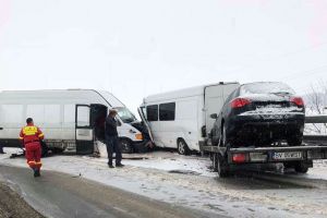 Accident rutier pe pasarela de la Beclean. Traficul, blocat (FOTO)