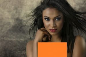 Cum arată frizeria unde bărbaţii sunt tunşi de femei complet dezbrăcate