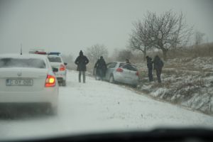 Autoutilitară răsturnată la Tulgheş, în curtea unui localnic