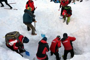 Gropi de patru metri săpate în zăpadă, în operaţiunea de căutare a lui Liviu Sorin Pandelea