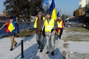 Protestatarii care fac pe jos traseul Cluj – Bucureşti au traversat Braşovul (Foto)