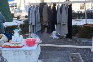 ”Cuier pentru nevoiaşi”: Oraşul din Alba în care oamenii cu inimă mare lasă haine de sezon pentru cei fără posibilităţi, în mijlocul iernii