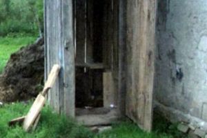 Caz şocant la Constanţa. O femeie şi-a scăpat copilul în hazna după ce l-a născut în WC-ul din curte

