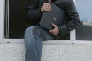 CUGIR: Tată şi fiu, suspecţi de furt, prinşi în flagrant de poliţişti. Au sustras produse electronice dintr-o locuinţă şi au încercat să le vândă