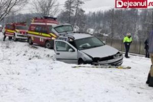 Zăpada le dă mari bătăi de cap şoferilor clujeni. Un alt accident, cu trei victime, a avut loc în Căşeiu FOTO