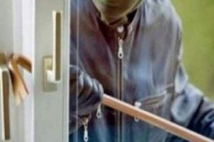Spărgător de locuinţe, prins în flagrant