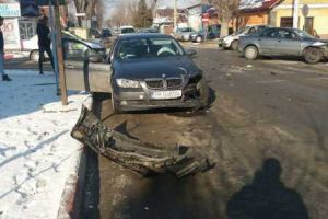 Două maşini au fost implicate într-un accident, în Alexandria