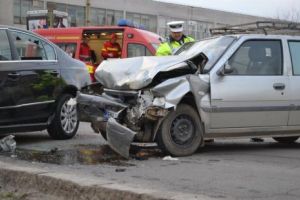 Accident în municipiul Satu Mare. Un şofer nu a oprit la ,,STOP” şi s-a izbit puternic de o maşină