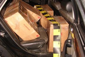 Ţigări de contrabandă de peste 30.000 de lei şi un autoturism, confiscate de poliţişti