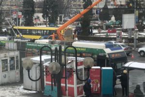 Filmele cu prosti sunt facute la Ploiesti! Se dau jos instalatiile luminoase, traficul e blocat. Poate ne spune primarul de ce nu se lucreaza noaptea