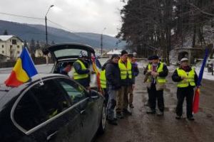 Clujenii care merg pe jos la Bucureşti au trecut de Braşov. Gesturi MINUNATE pe drum - VIDEO 