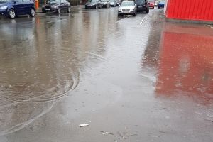 Aradul se SCUFUNDĂ în bălţi şi noroi! Mesaj către Gheorghe Falcă: „Nu suntem în 1900 toamna, nenorocitule!”