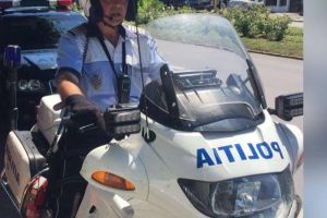 Un politist de la Serviciul Rutier Constanta a ajutat o femeie care a cazut pe gheata sa ajunga la spital. Masina in care se afla aceasta s-a defectat