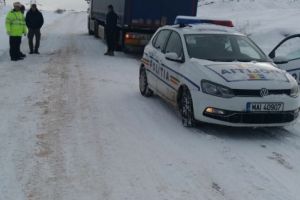 Judetul Tulcea. Actiuni ale politistilor rutieri pentru siguranta circulatiei in conditii de iarna. Ce sanctiuni au aplicat agentii
