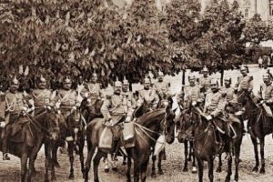 Familia regală a României a luat masa la POPOTĂ. Jandarmii, prima escortă a Regelui Carol I