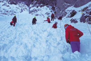 Salvamontiştii au întrerupt căutarea trupului alpinistului mort sub avalanşa de pe Valea Coştilei