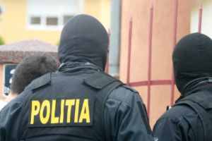 Percheziţii in Ploiesti, la persoane care tâlhăreau oameni pe stradă