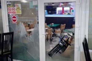 Bătaie CRUNTĂ! Mai mulţi tineri au DEVASTAT o pizzerie şi au umplut podeaua de sânge - FOTO