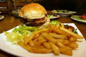 Studiu: Adolescentii care privesc reclame la junk food, mai predispusi la o alimentatie nesanatoasa