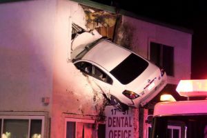 Cum s-a intamplat? A intrat cu masina intr-un cabinet stomatologic, situat la etajul 1!