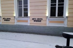 Ramnicu Vâlcea: Primăria şi Prefectura au fost vandalizate! Principalii suspecti: sefii politici din Opozitie!