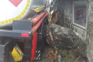 O cisternă a intrat într-un gard la Zărneşti. Locuitorii au fost evacuaţi pe o rază de 150 de metri