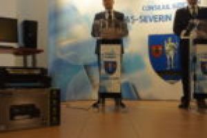 100 de calculatoare şi alte aparaturi pentru poliţia rurală din Caraş-Severin