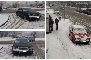 FOTO ȘTIREA TA: Cum să îţi laşi maşina la Alba Iulia când zăpada e mare şi parcările sunt greu de găsit