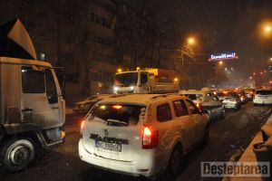 FOTOREPORTAJ: Iarna pe uliţă