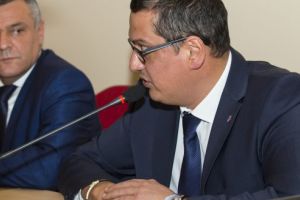 Ședinţă cu multe scântei la Primăria Deva. Mareş câştigă „bătălia” şi rămâne viceprimar. Va câştiga Oancea „războiul”?