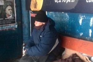 Oamenii străzii dorm sub cerul liber, iar adăposturile au paturi neocupate