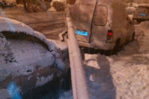FOTO – Maşină avariată de un stâlp căzut în Terezian
