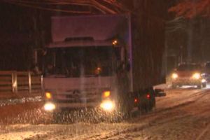 Sapte autotrenuri, blocate pe Valea Oltului din cauza drumului acoperit cu un strat de zapada sub care s-a format polei