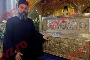 VINDECĂTORUL de CANCER. MINUNILE Sfântului NECTARIE TAUMATURGUL, povestite de Părintele Arsenie. Cum îi AJUTĂ MOAȘTELE pe credincioşi